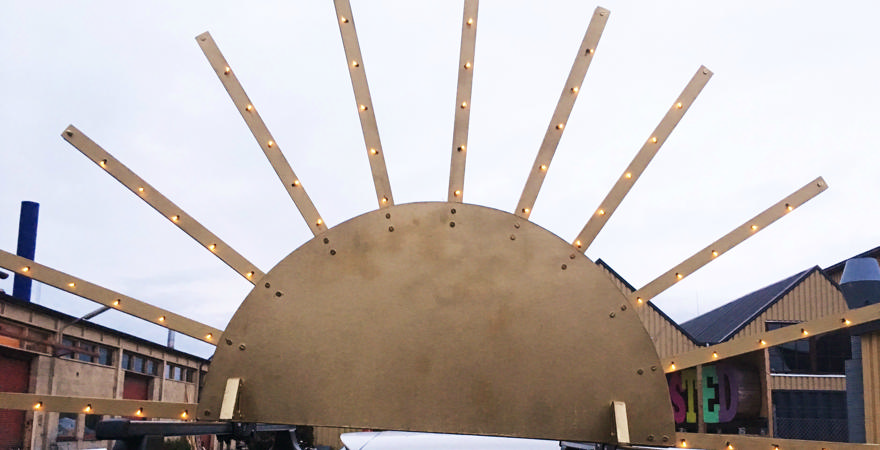 Kunstner skaffer flere sol-timer til Vestjylland med ny solvogn